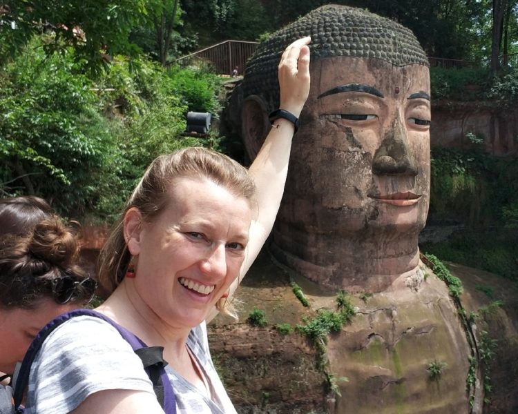 Doris streichelt den großen Buddha
