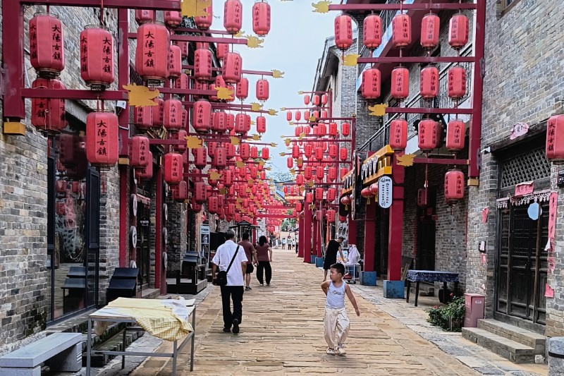Prachtstraße in Dai Yang - nahe Wolong Bay