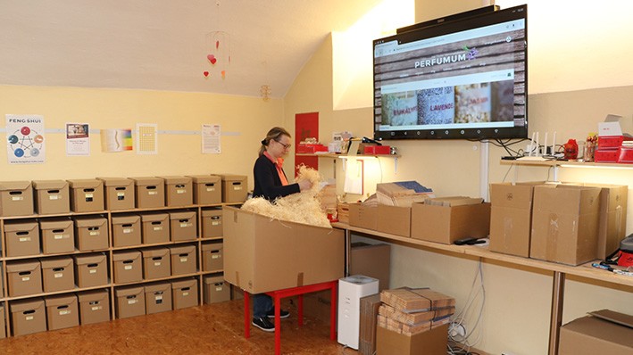 Doris beim verpacken
