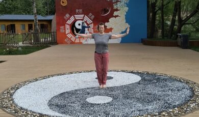 doris beim üben im qigonggarten