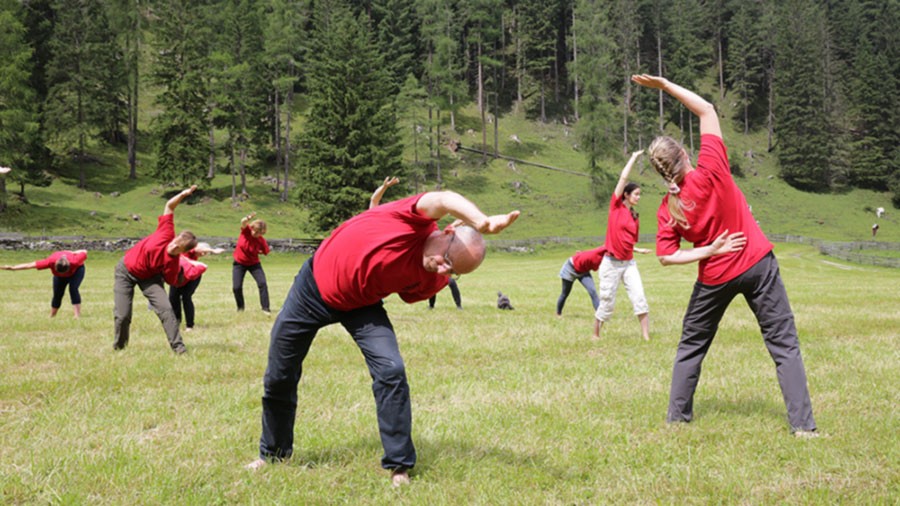 mit einer gruppe taichi ball ueben